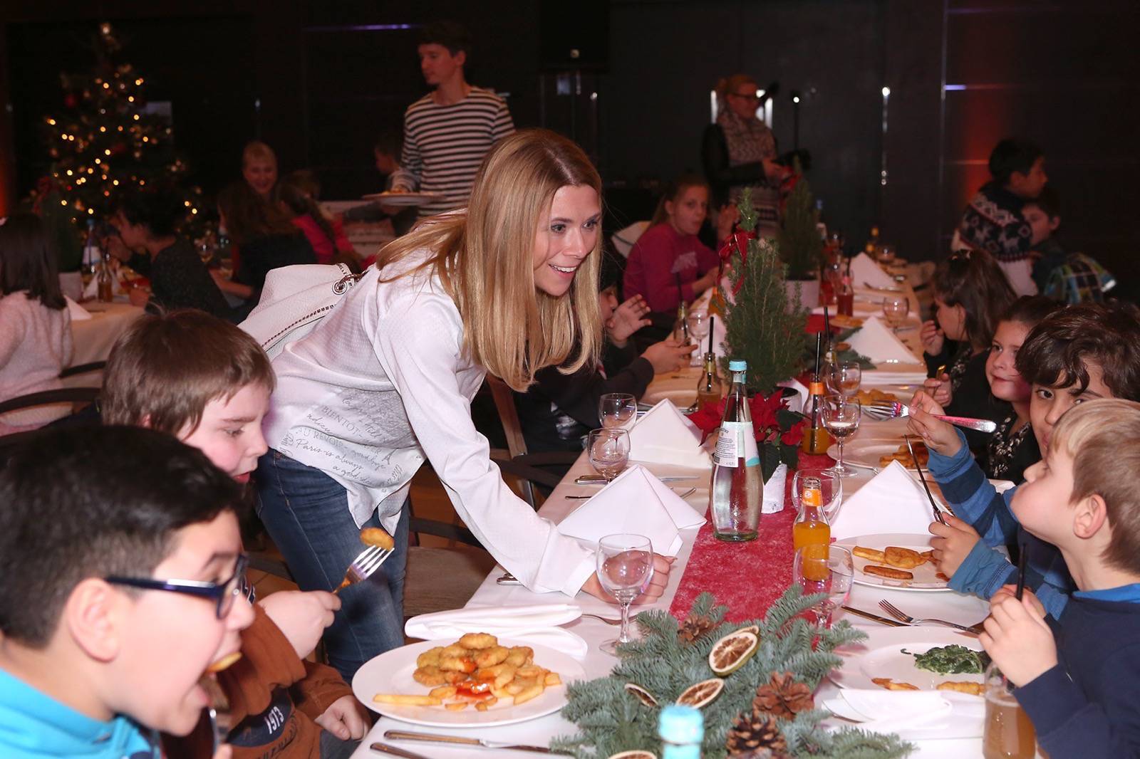 Weihnachtsfeier im "Hotel im Wasserturm" mit 100 Kindern mit Prominenter Unterstützung