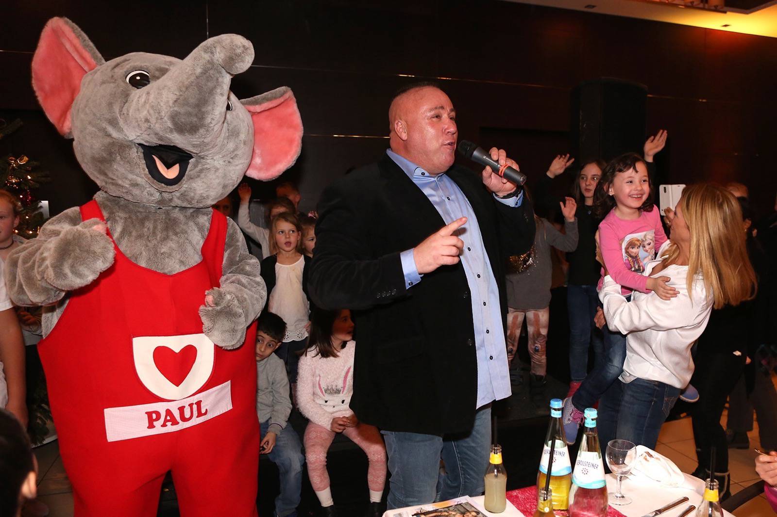 Weihnachtsfeier im "Hotel im Wasserturm" mit 100 Kindern mit Prominenter Unterstützung